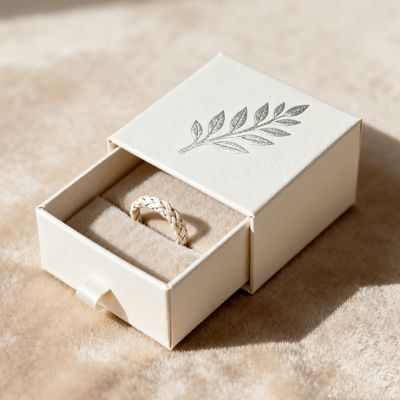 ভিンテージ লাক্সারি কাস্টম লোগো রিং বক্স, স্পঞ্জ ভেলভেট লাইনিং সহ আইভরি বোর্ড, স্ট্যাম্পিং, বার্নিশিং, ইউভি কোটিং এবং প্রিন্টিং
