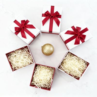 ফ্যাক্টরি কাস্টম লাক্সারি গিফট রিজিড বক্স উইথ লিড কোটেড পেপারবোর্ড, যাতে ম্যাট ল্যামিনেশন, এমবসিং এবং স্ট্যাম্পিং-এর মাধ্যমে উপহারের প্যাকেজিং করা হয়েছে