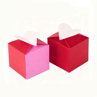আমাদের একচেটিয়া হার্ট-আকৃতির কার্ড বক্সের আকর্ষণ উন্মোচন করুন, চকচকে ম্যাট ল্যামিনেটিং স্পঞ্জ লাইনার প্রতিটি বিশেষ মুহূর্তের জন্য মোমবাতি